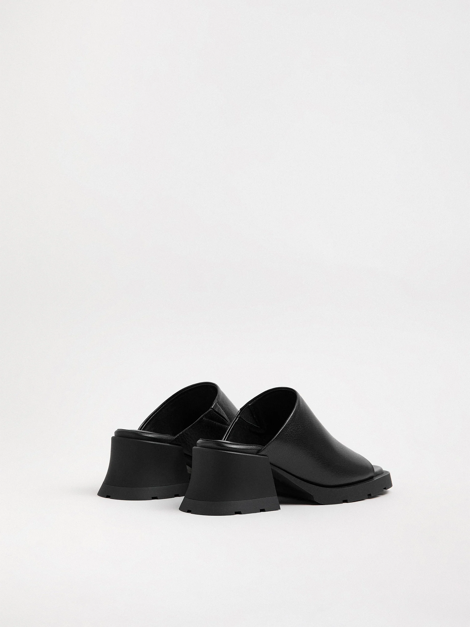 MIISTA x E8 Ini Sandal Black - Image 5